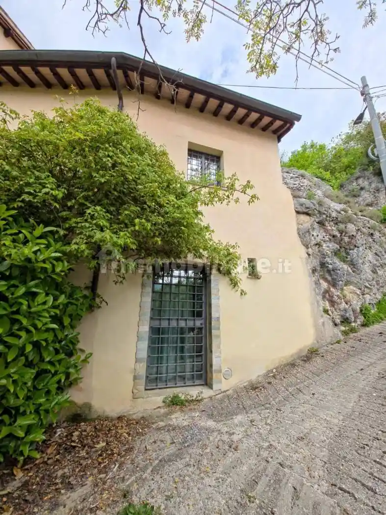 Casa indipendente in vendita a Sant'Anatolia di Narco