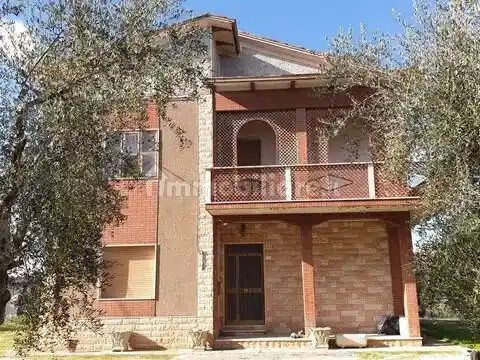 Villa in vendita a Montecarotto