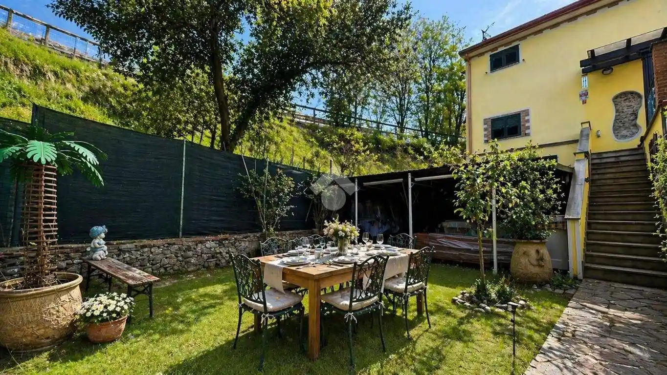 Appartamento in vendita a Vezzano Ligure