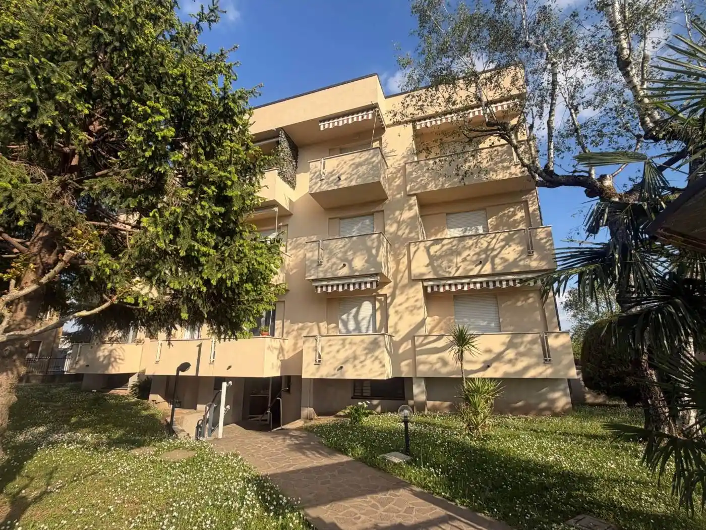 Appartamento in vendita a Verano Brianza