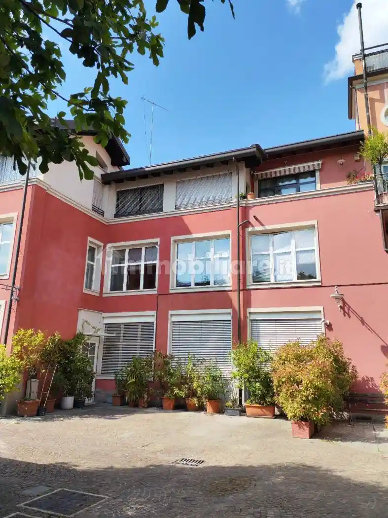 Palazzo - Edificio in affitto a Milano