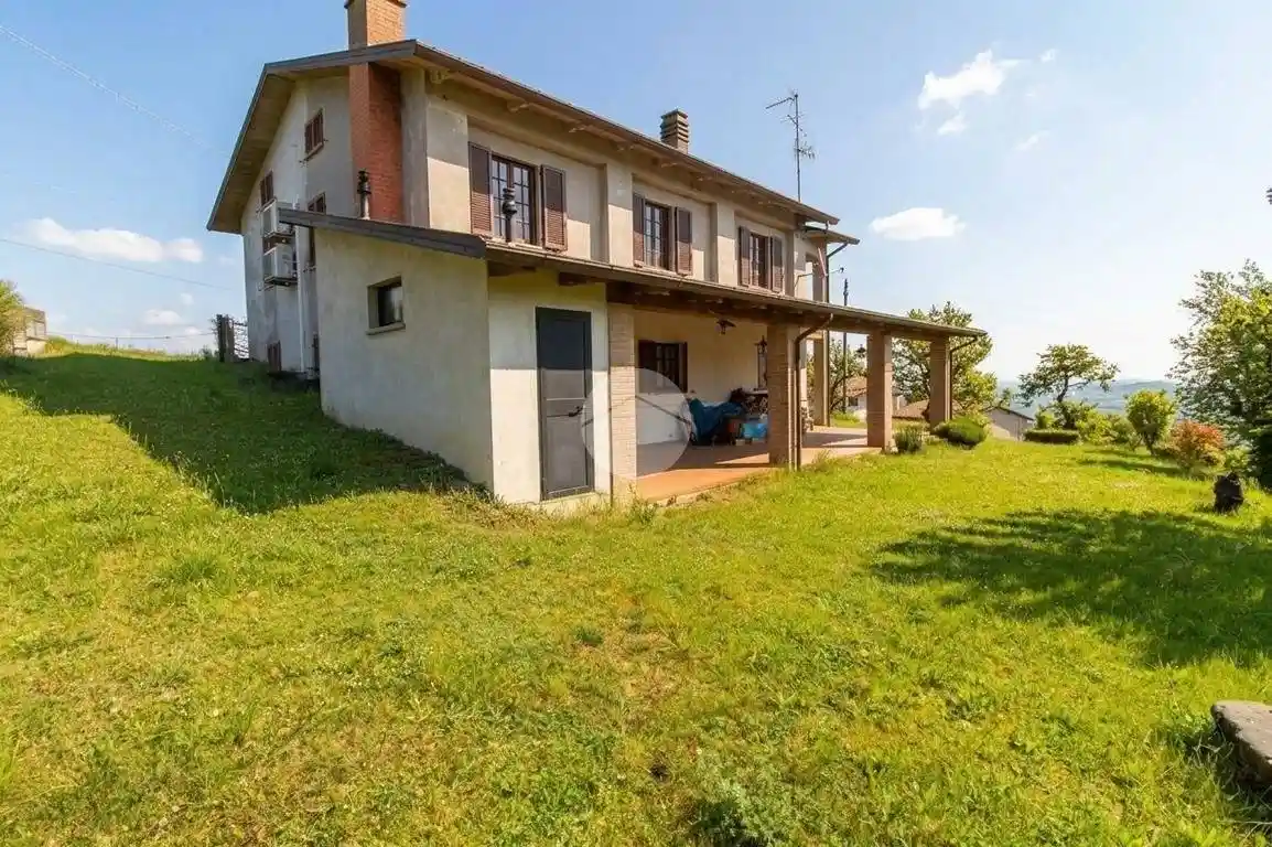 Casa indipendente in vendita a Tizzano Val Parma