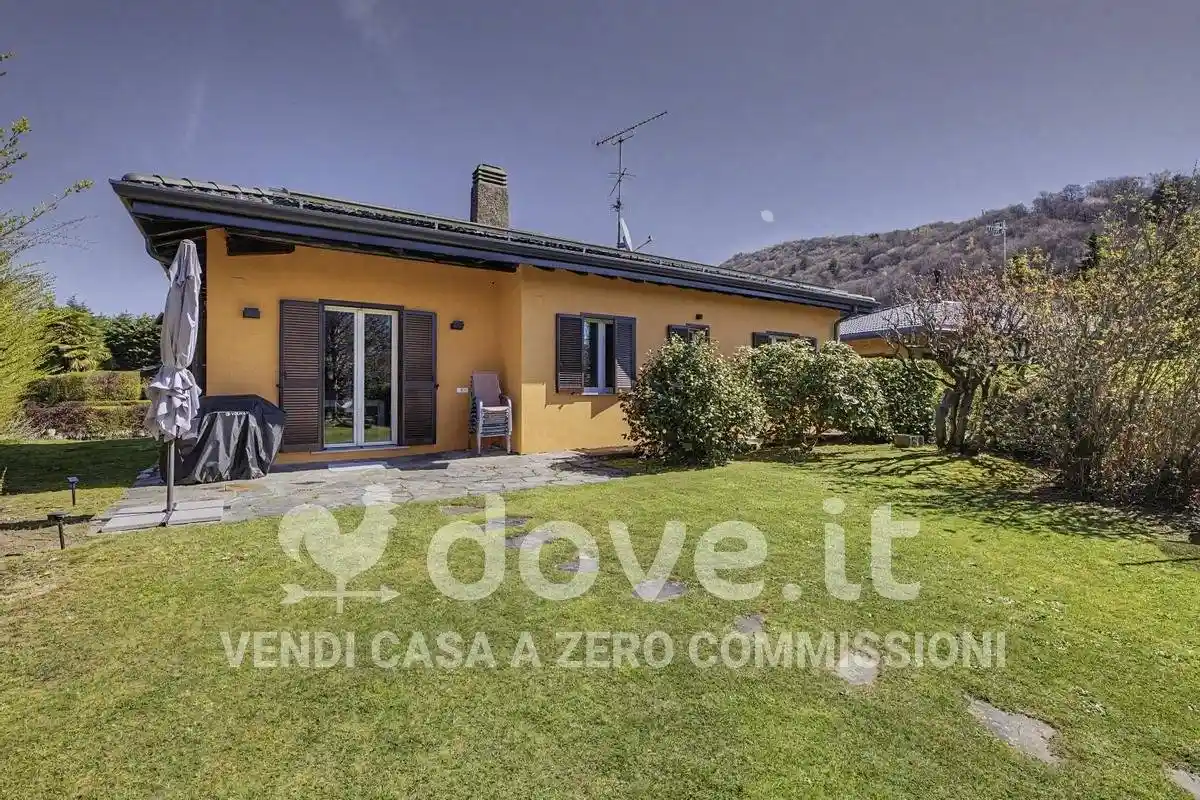 Villa in vendita a Marchirolo