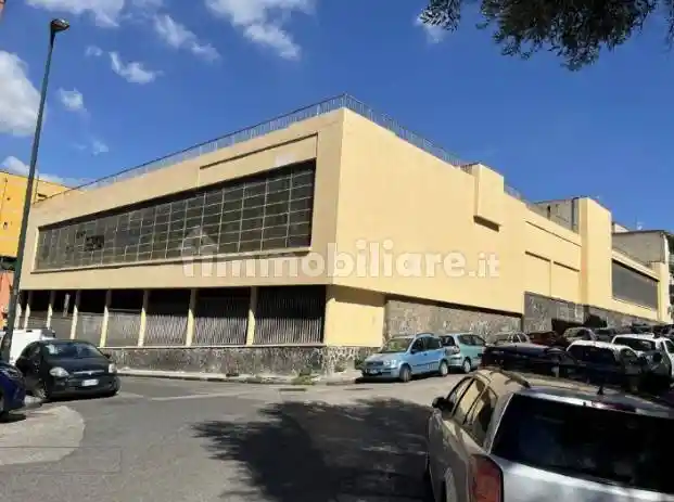 Palazzo - Edificio in affitto a Napoli