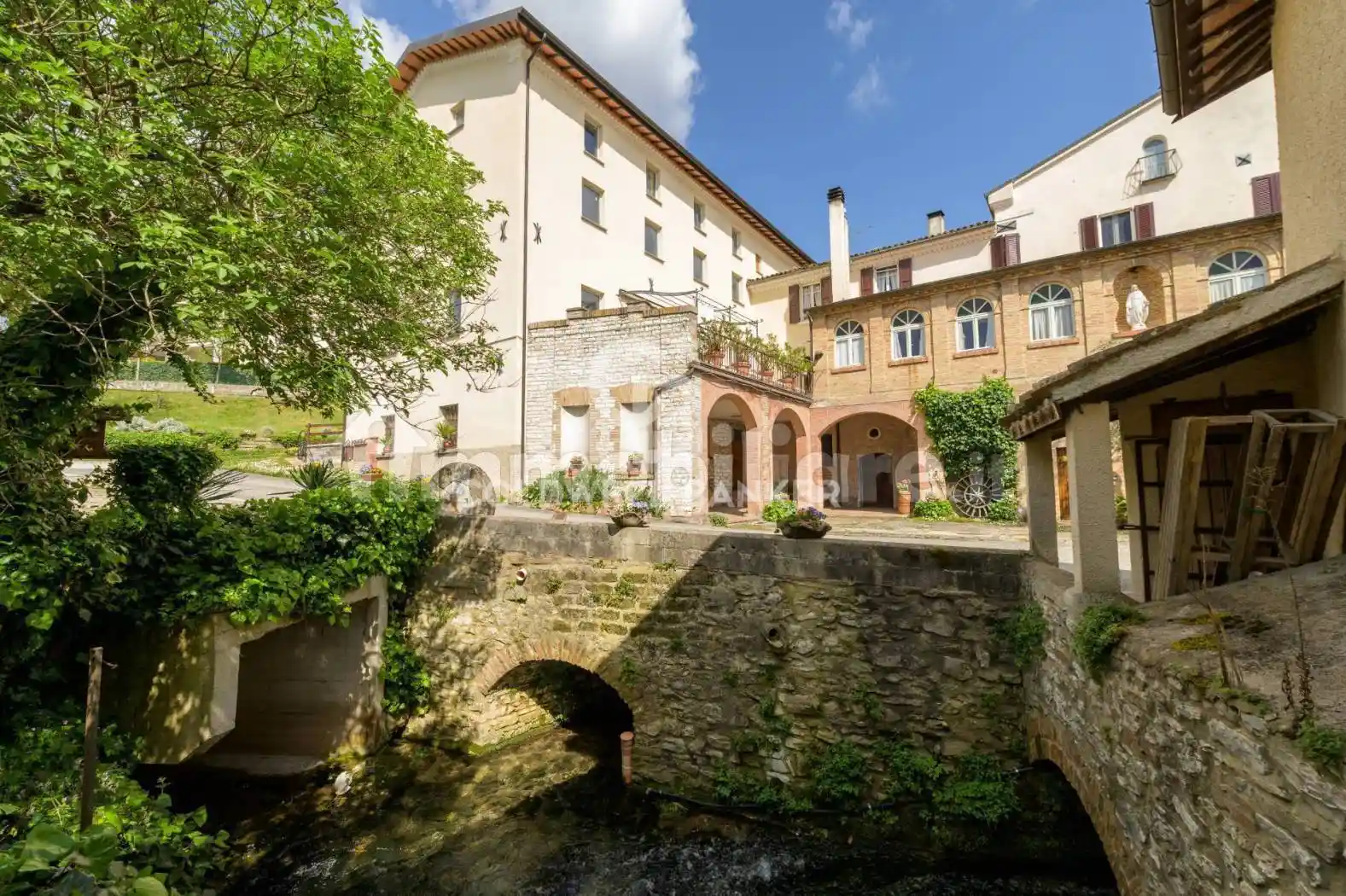 Rustico - Casale in vendita a Gualdo Tadino