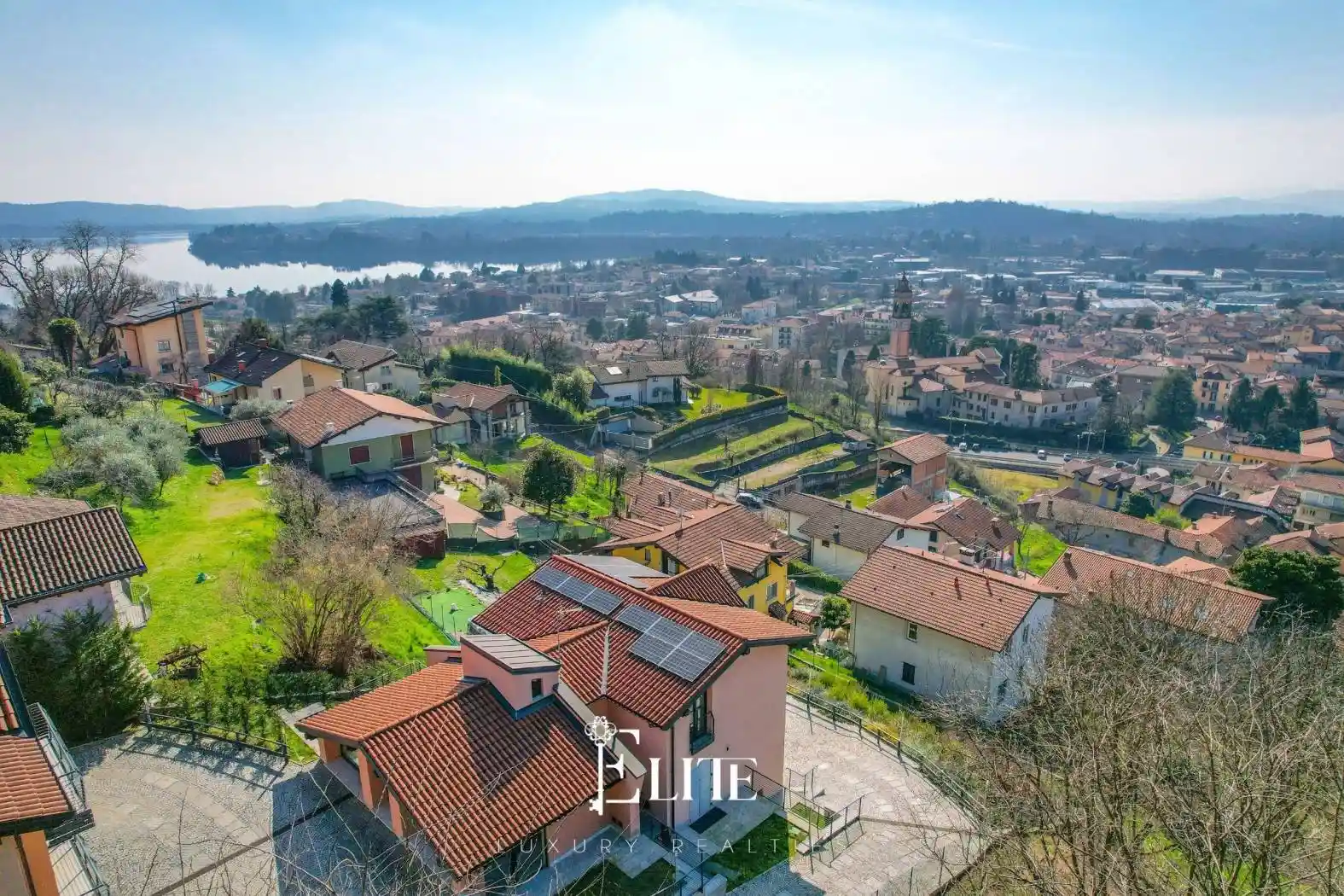 Villa in vendita a Gavirate