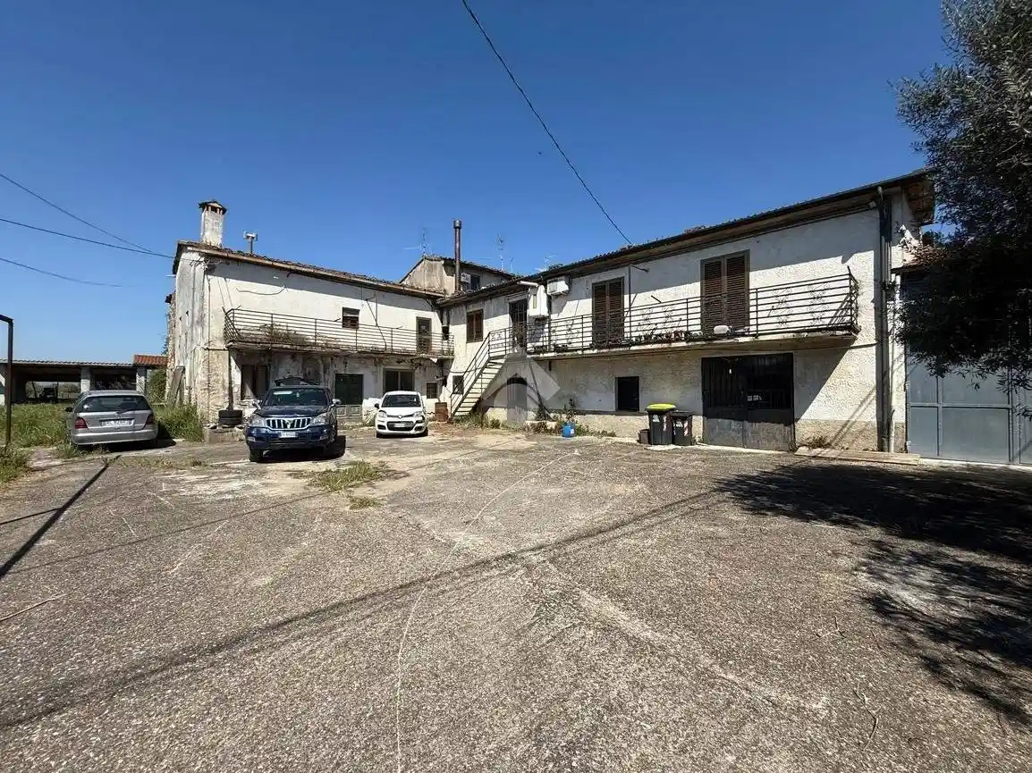 Rustico - Casale in vendita a Prato
