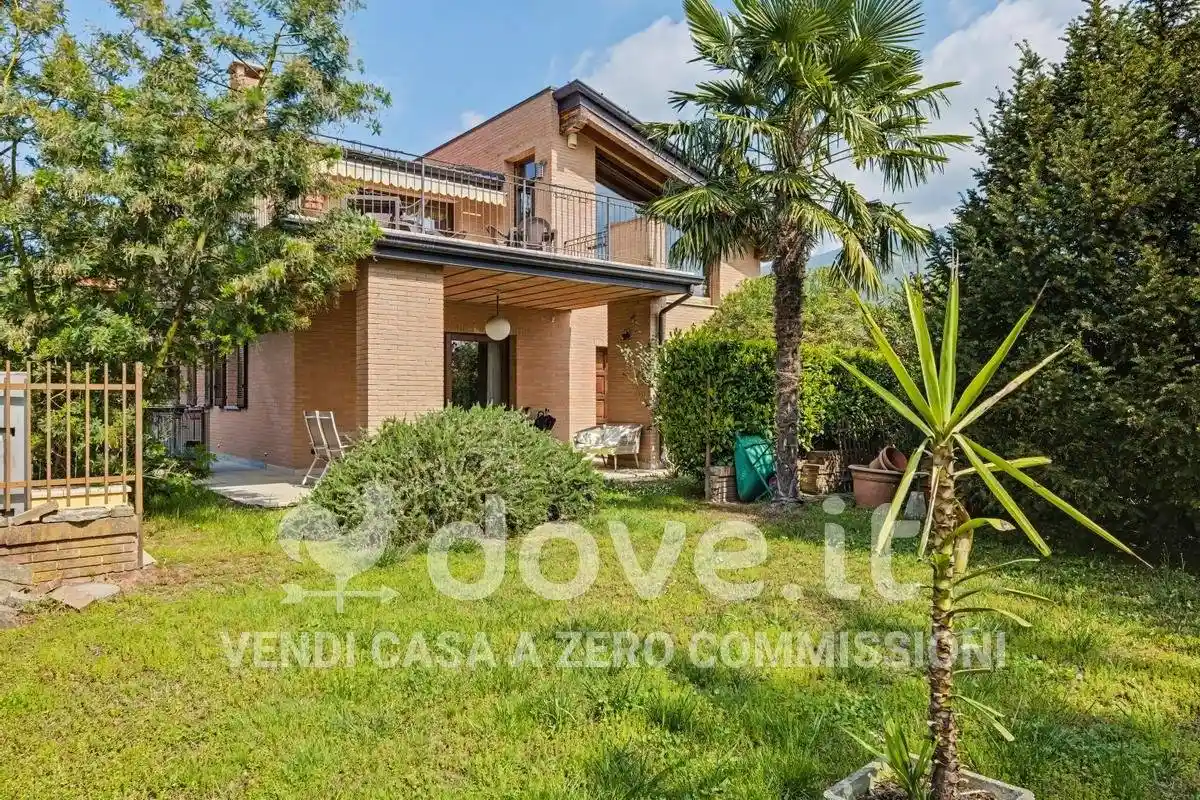 Villa in vendita a Gavirate