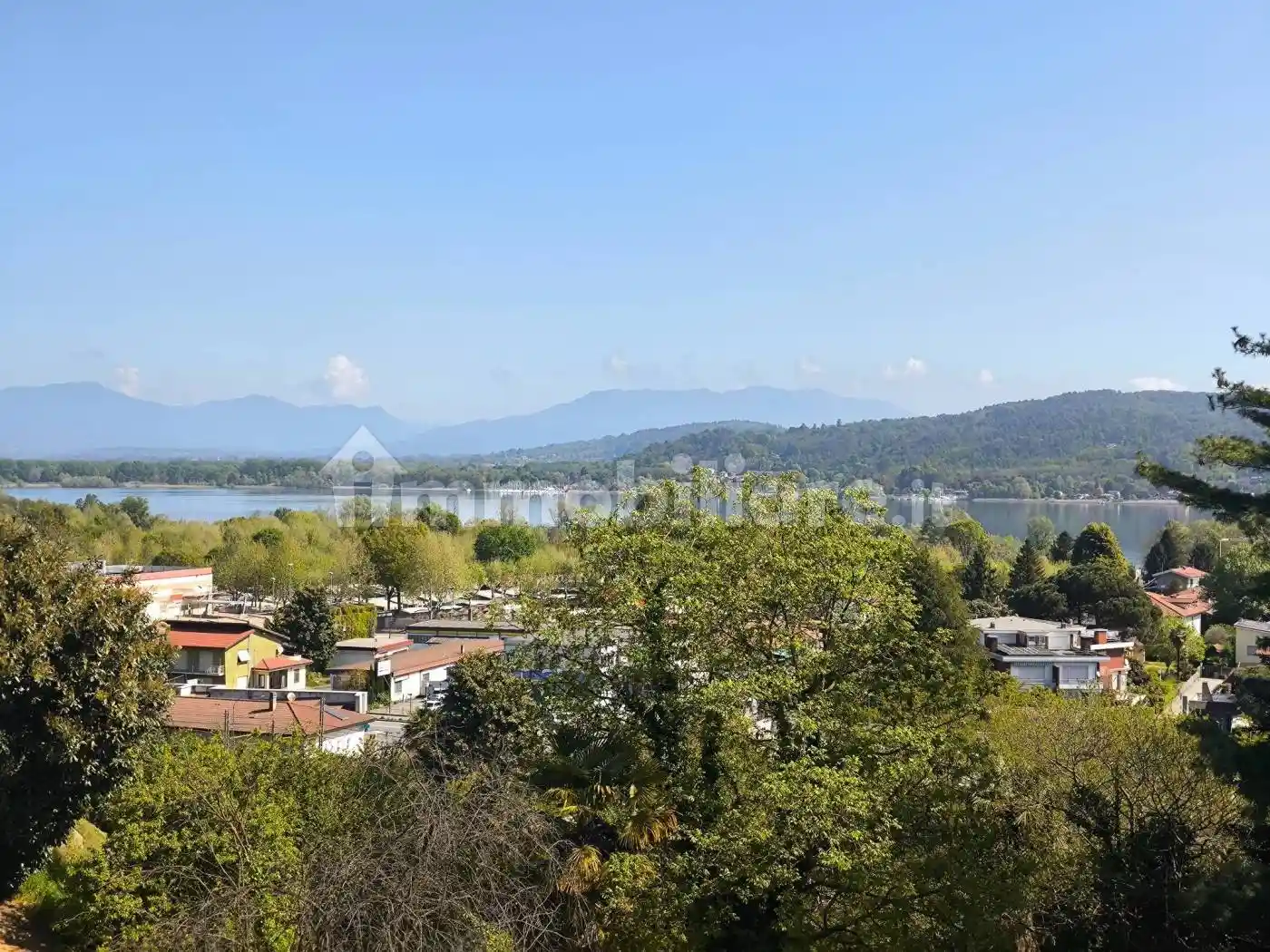 Casa indipendente in vendita a Dormelletto