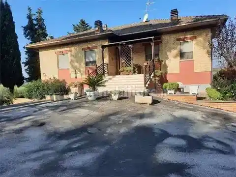 Villa in vendita a Macerata