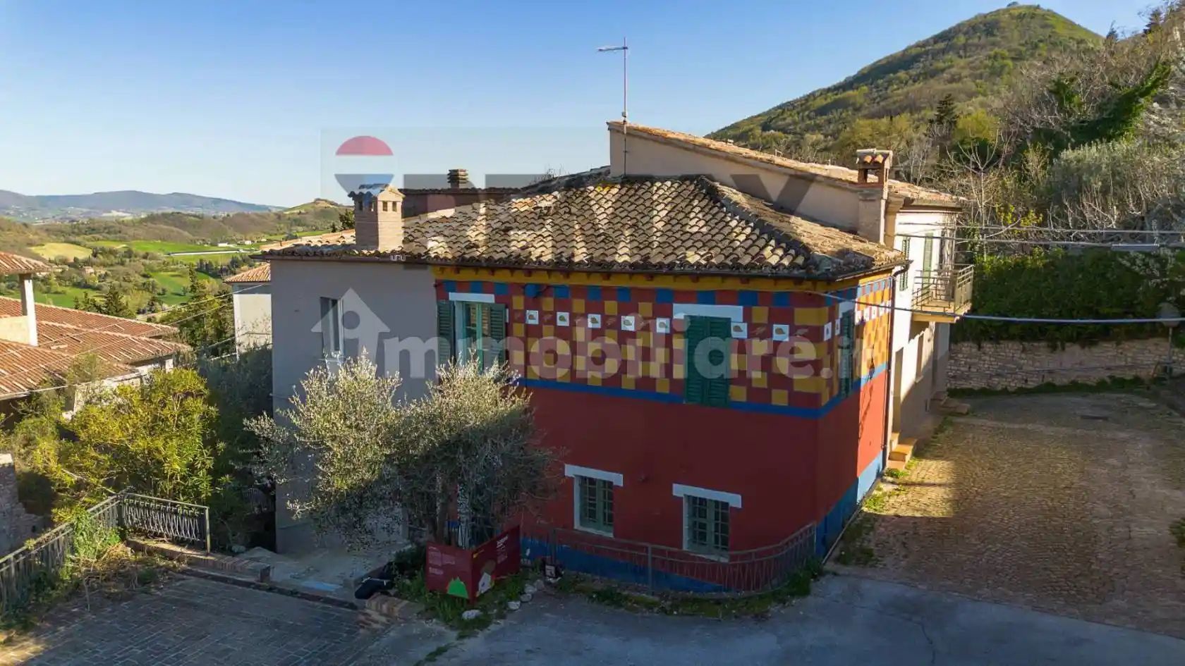 Casa indipendente in vendita a Poggio San Vicino