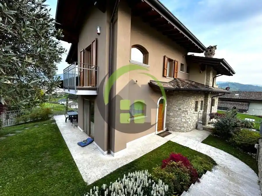 Villa in vendita a Casnigo