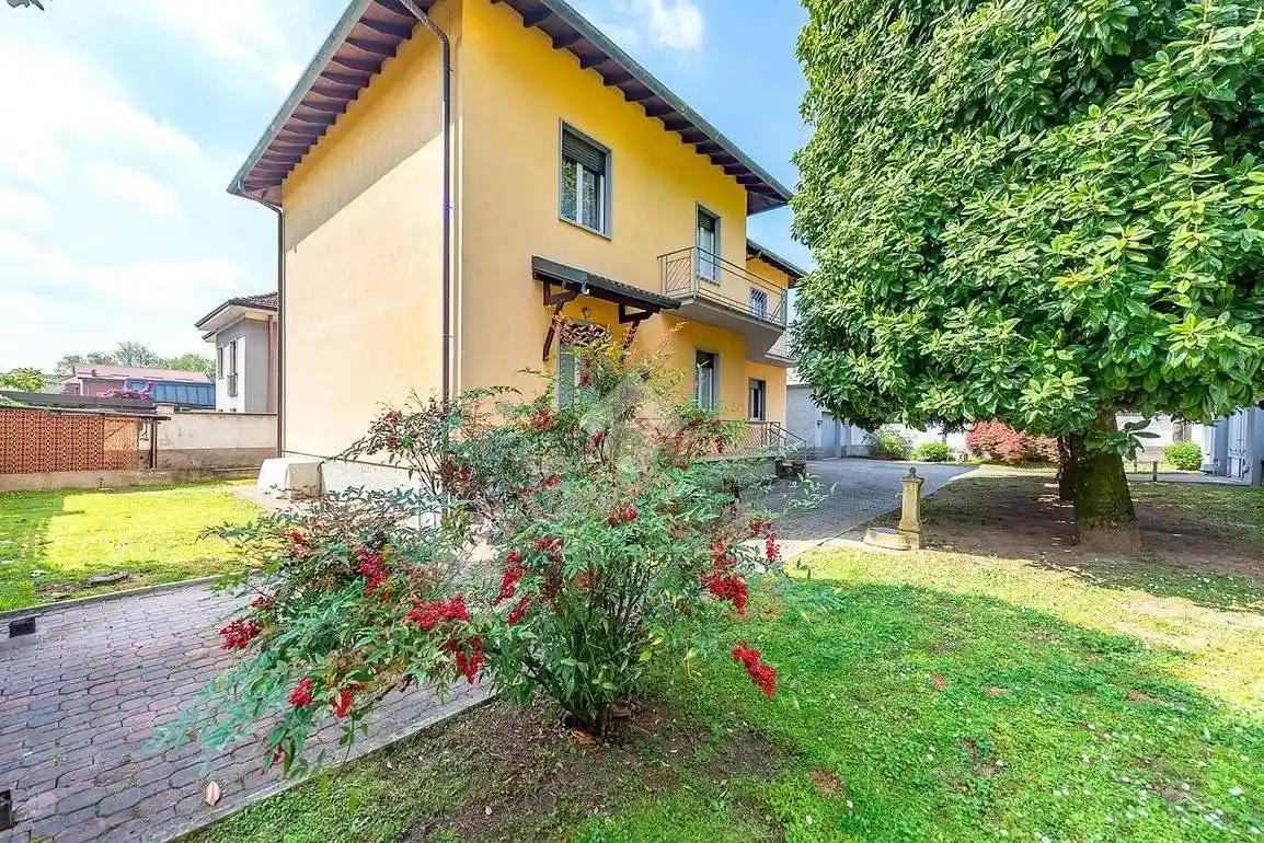 Villa in vendita a Caronno Pertusella