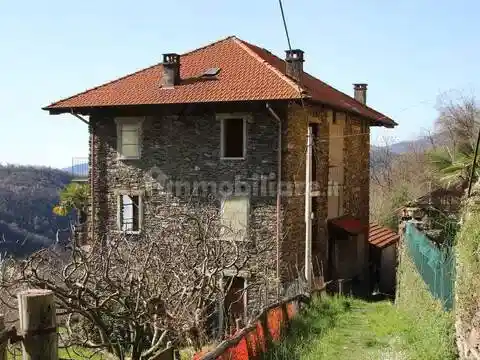 Villa in vendita a Caprezzo