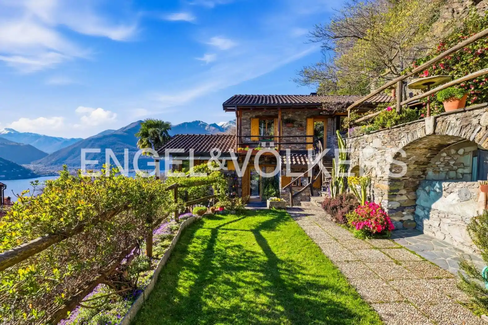 Villa in vendita a Maccagno con Pino e Veddasca