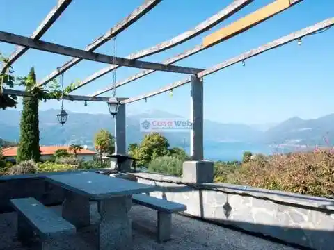 Villa in vendita a Brezzo di Bedero