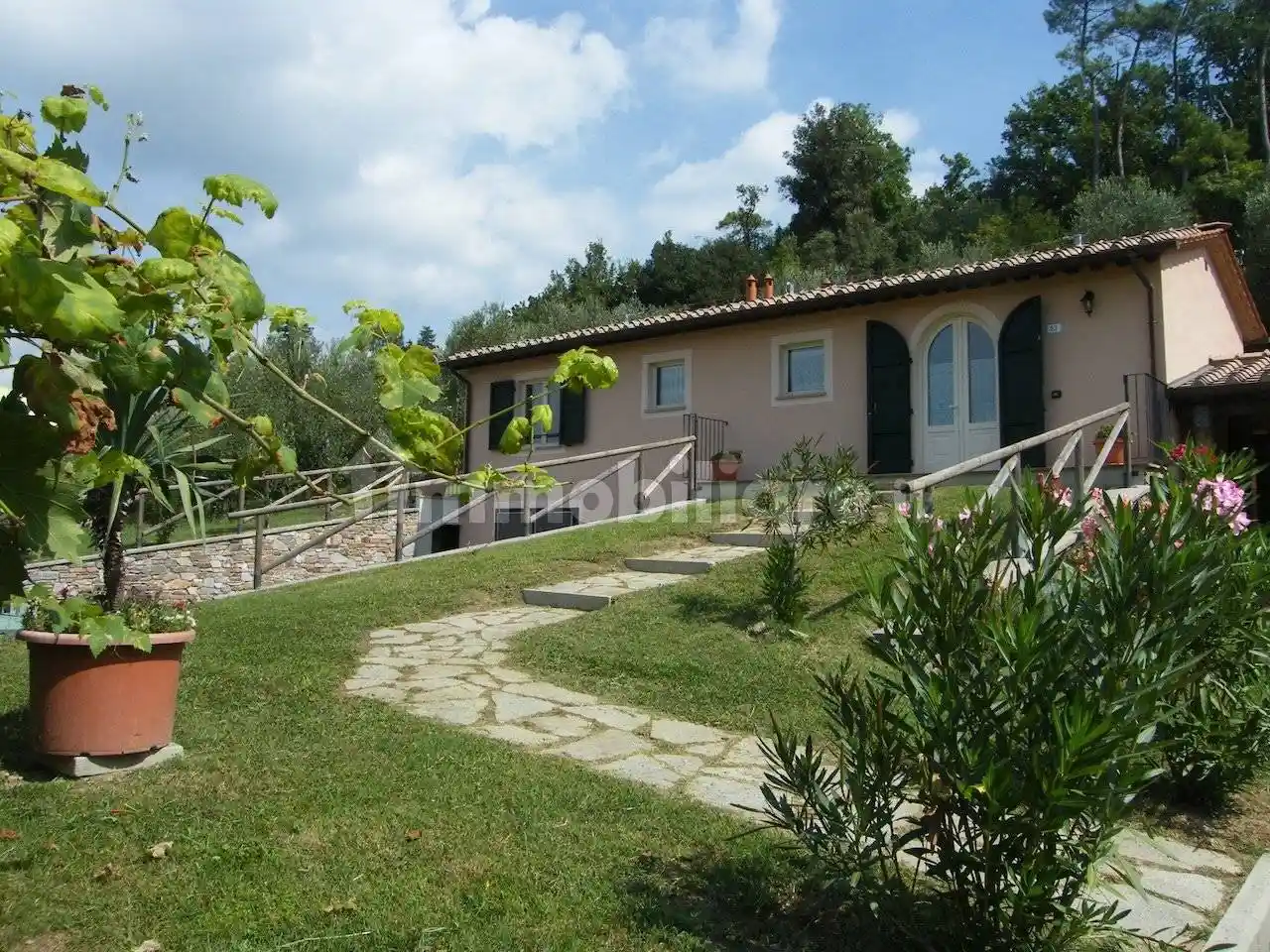 Casa indipendente in affitto a Lucca