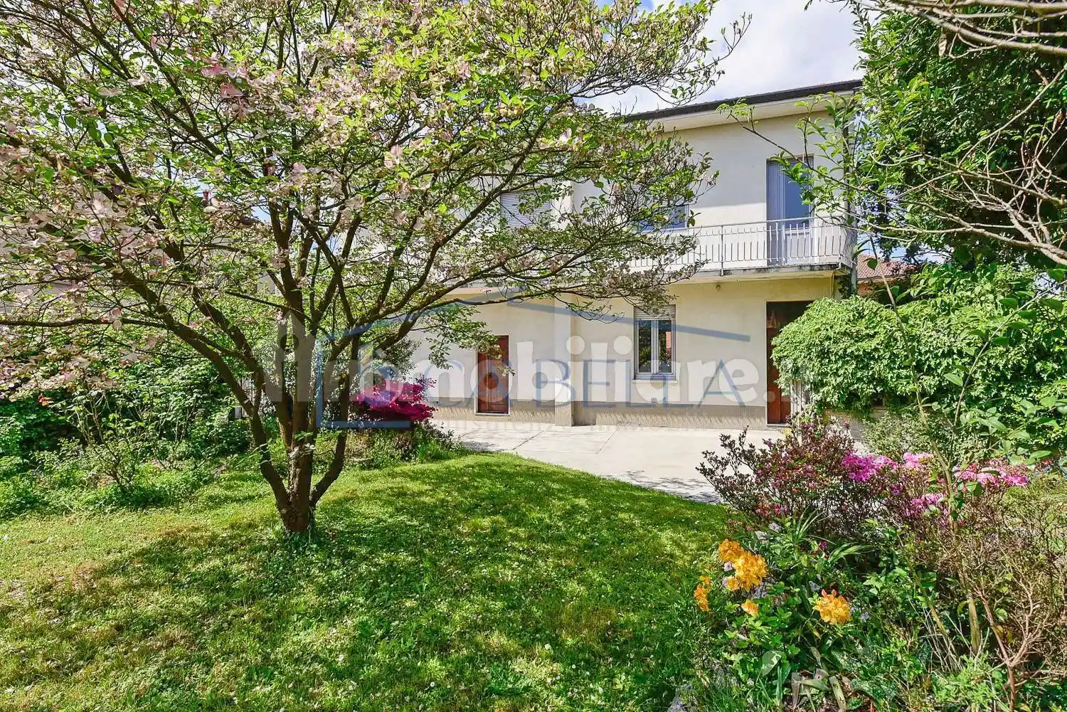 Casa indipendente in vendita a Lazzate