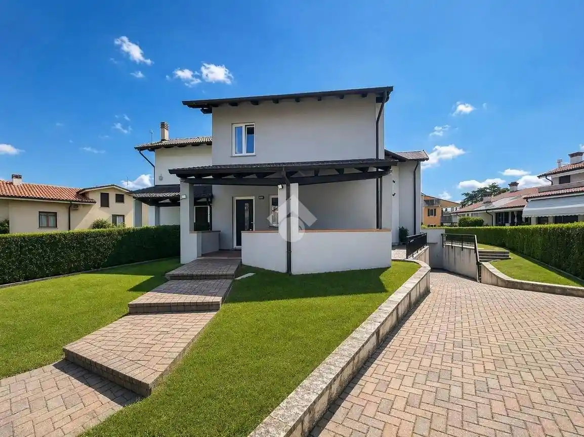 Villa in vendita a Castelnuovo del Garda