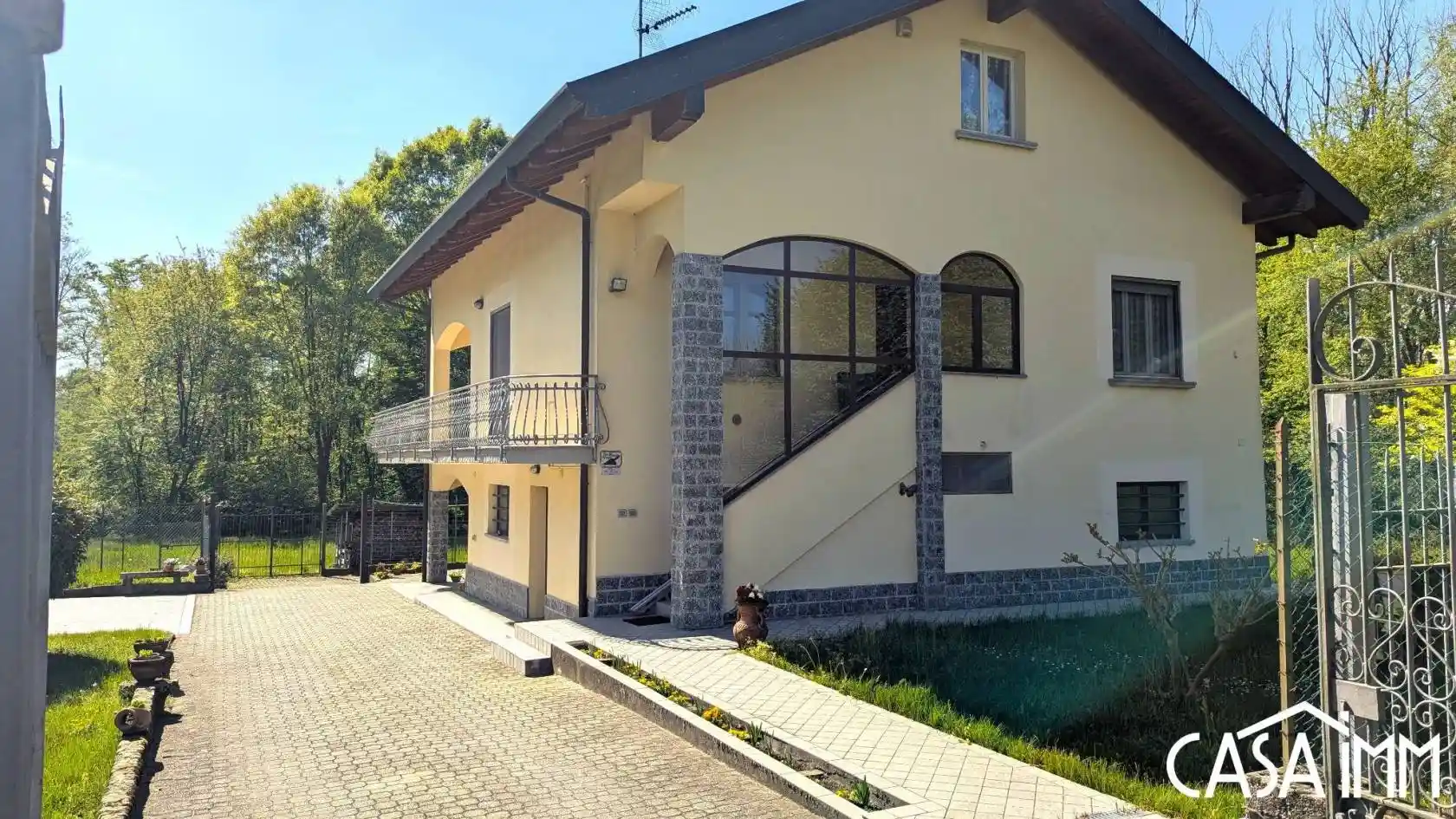 Villa in vendita a Angera