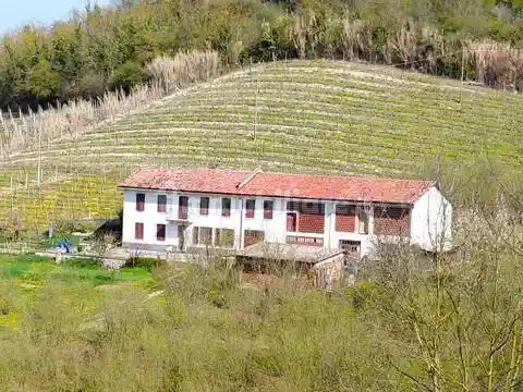 Villa in vendita a Castagnole delle Lanze