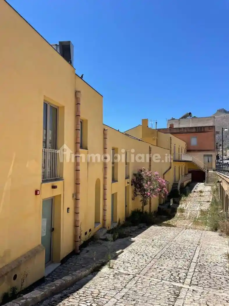 Palazzo - Edificio in affitto a Valderice