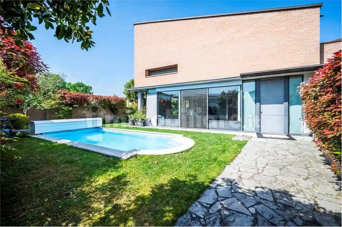 Villa in vendita a Montecchio Emilia