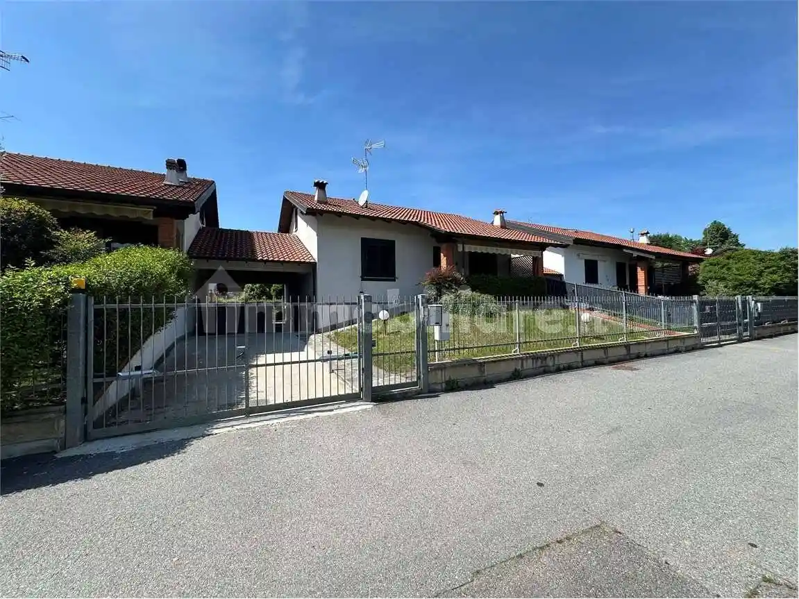 Villa in vendita a Oleggio