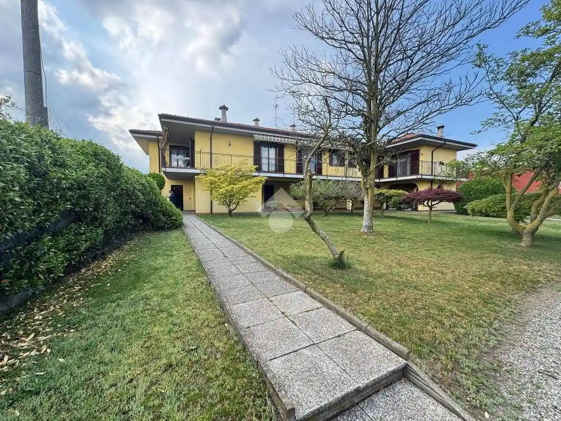 Villa in vendita a Momo