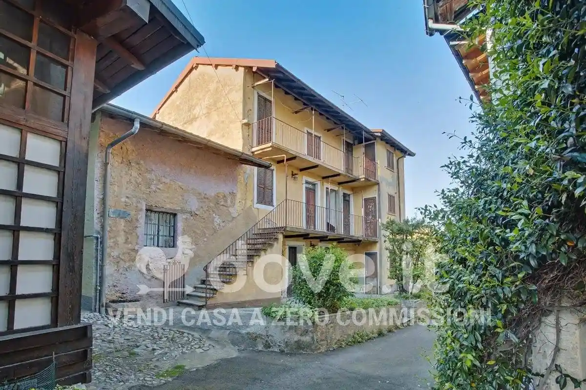 Casa indipendente in vendita a Laveno-Mombello