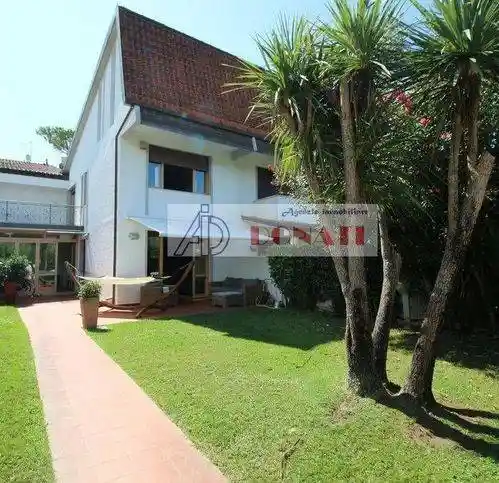 Casa indipendente in vendita a Montignoso