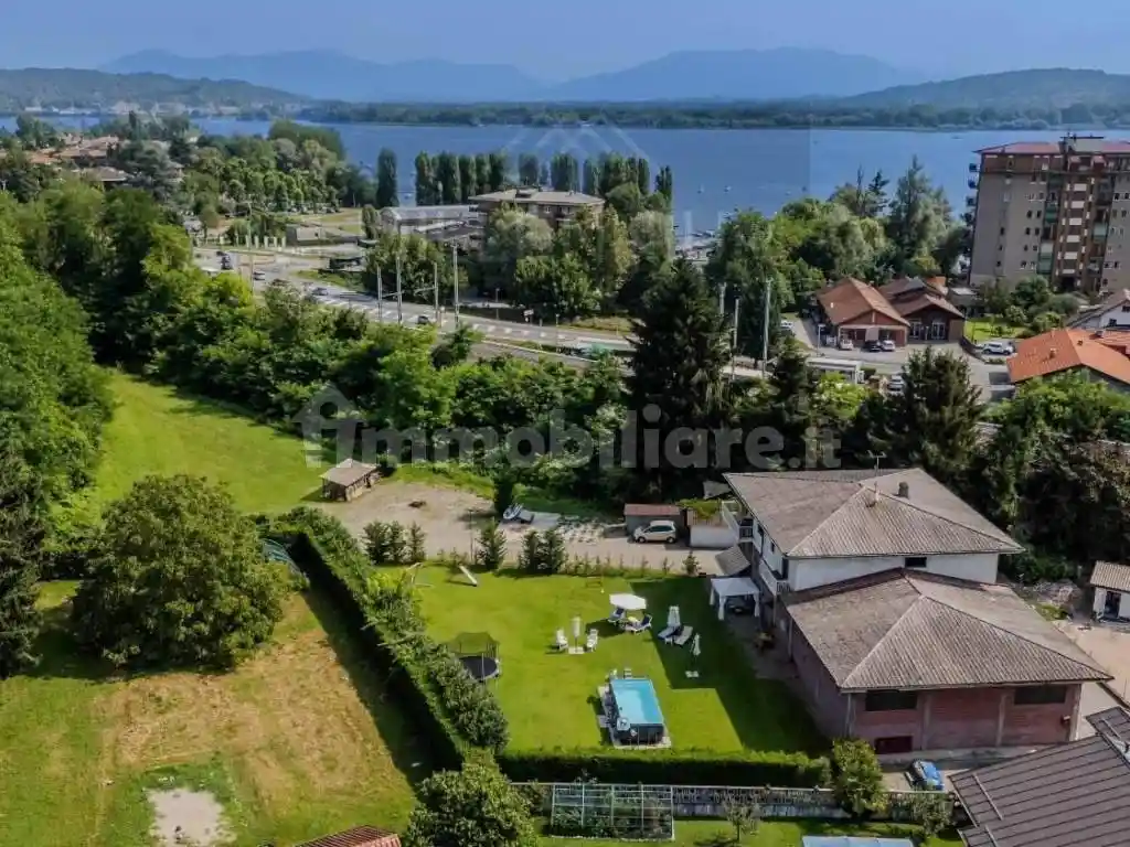 Villa in vendita a Dormelletto