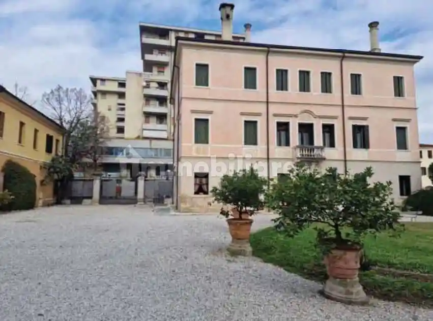 Palazzo - Stabile in vendita a Montebelluna