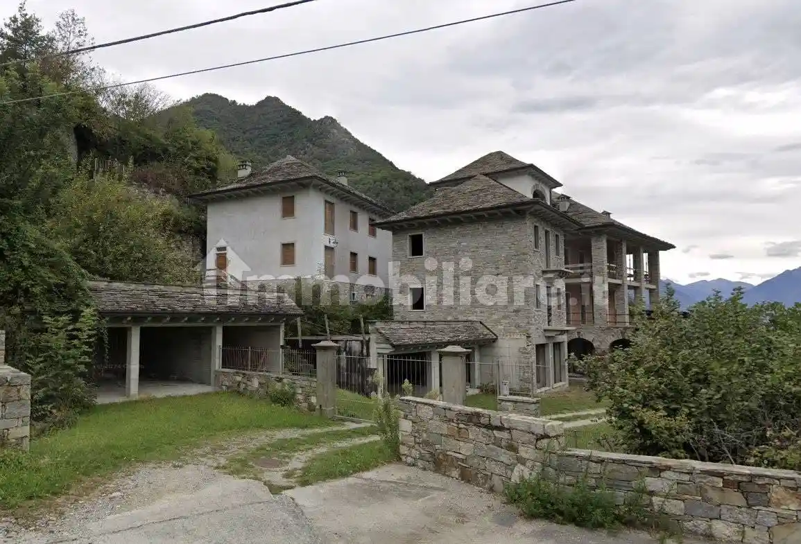 Palazzo - Stabile in vendita a Oggebbio