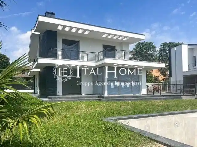 Villa in vendita a Inverigo