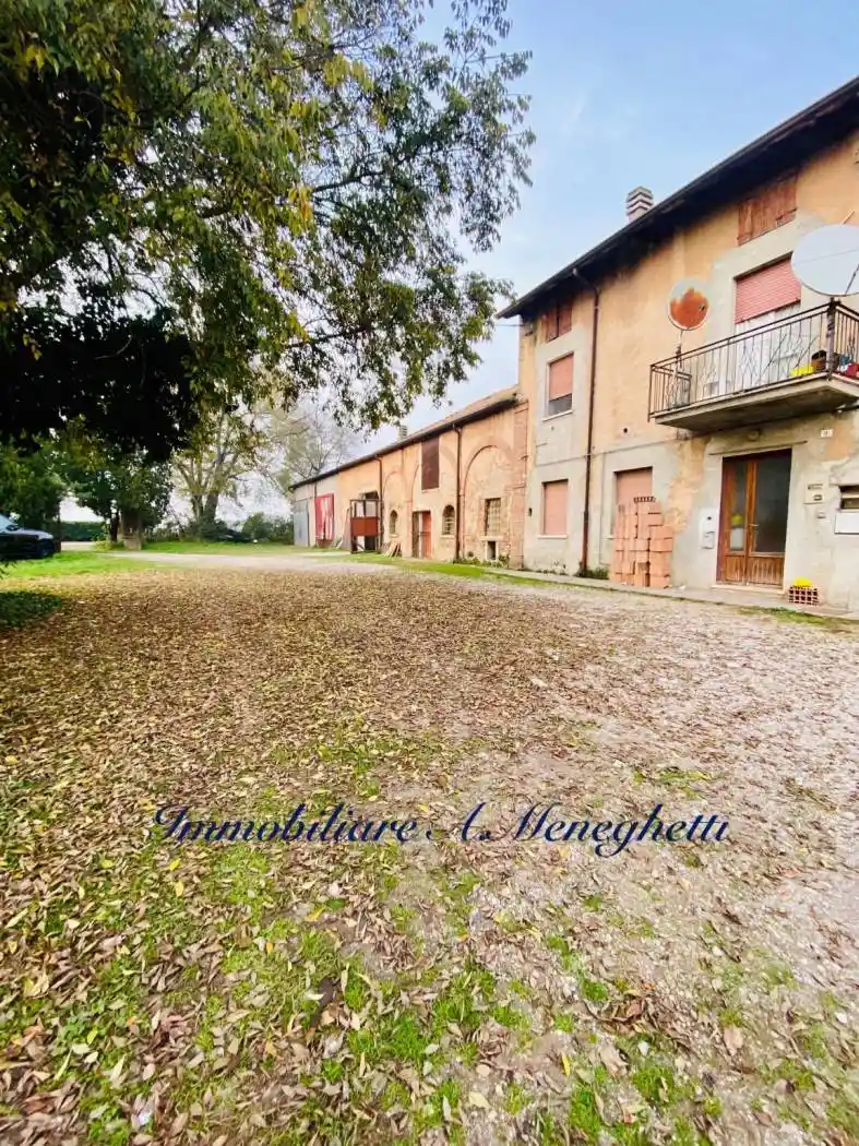 Rustico - Casale in vendita a Roverbella