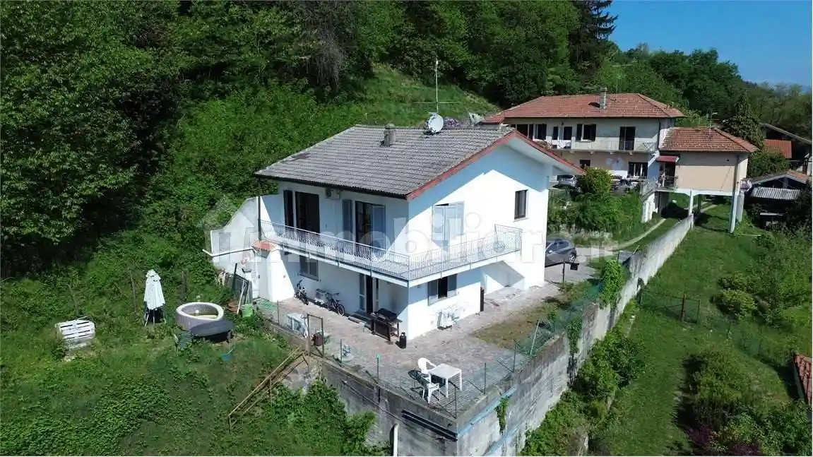 Casa indipendente in vendita a Sesto Calende
