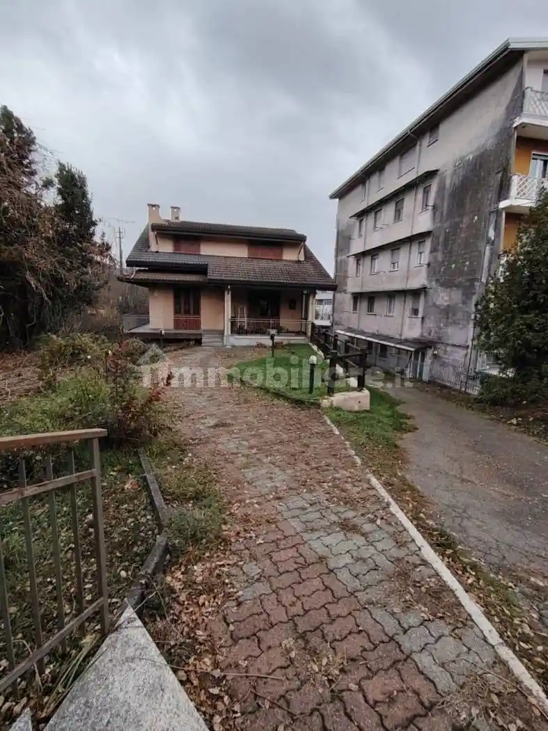 Villa in vendita a Serravalle Sesia