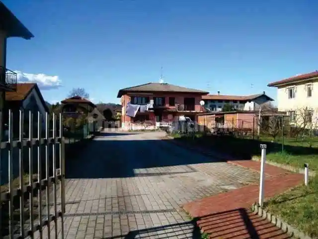 Appartamento in vendita a Angera