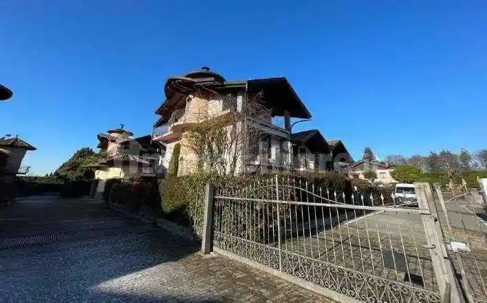 Casa indipendente in vendita a Travedona-Monate