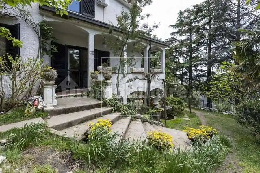Villa in vendita a Gavirate