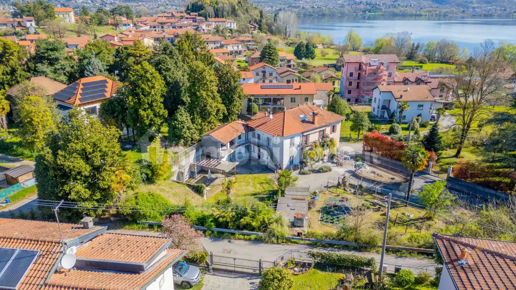 Casa indipendente in vendita a Biandronno