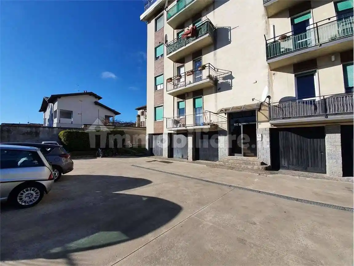 Appartamento in affitto a Locate Varesino
