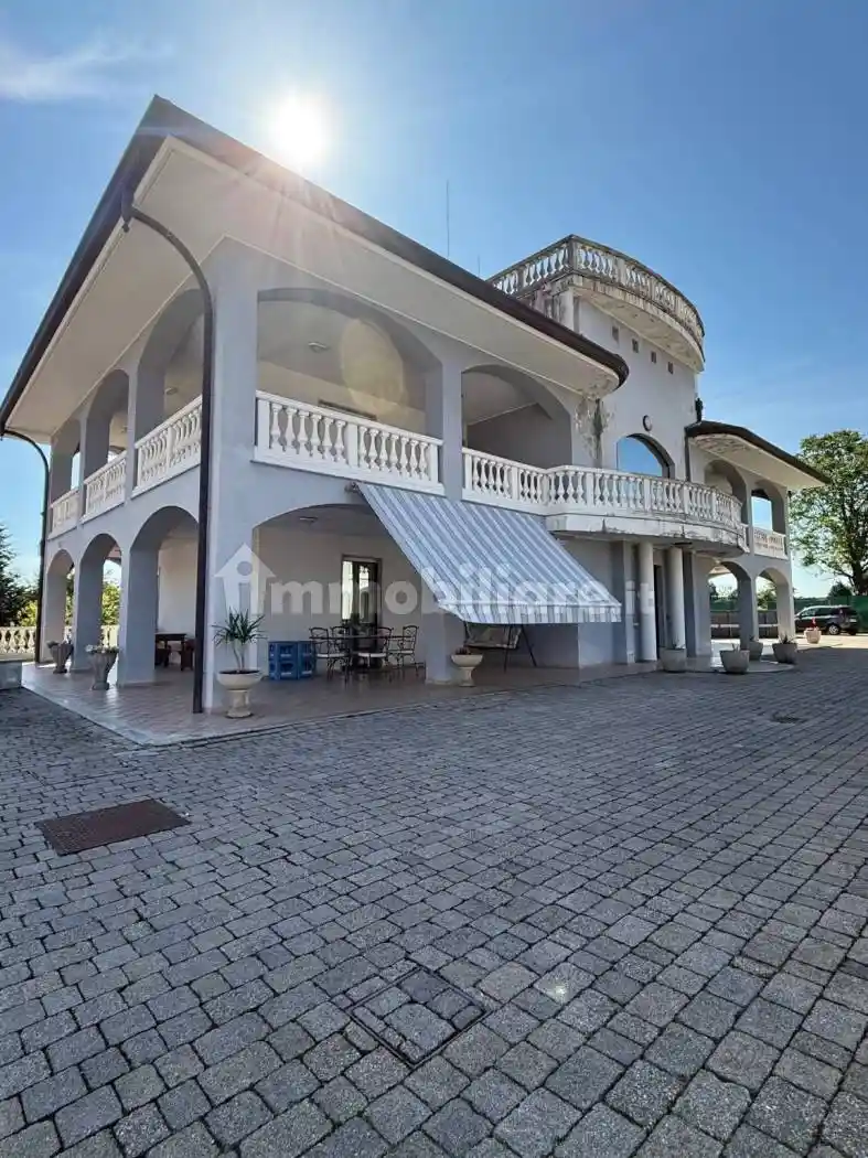 Villa in vendita a Divignano