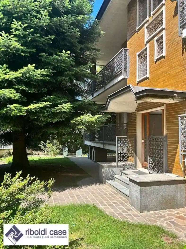 Villa in vendita a Besana in Brianza