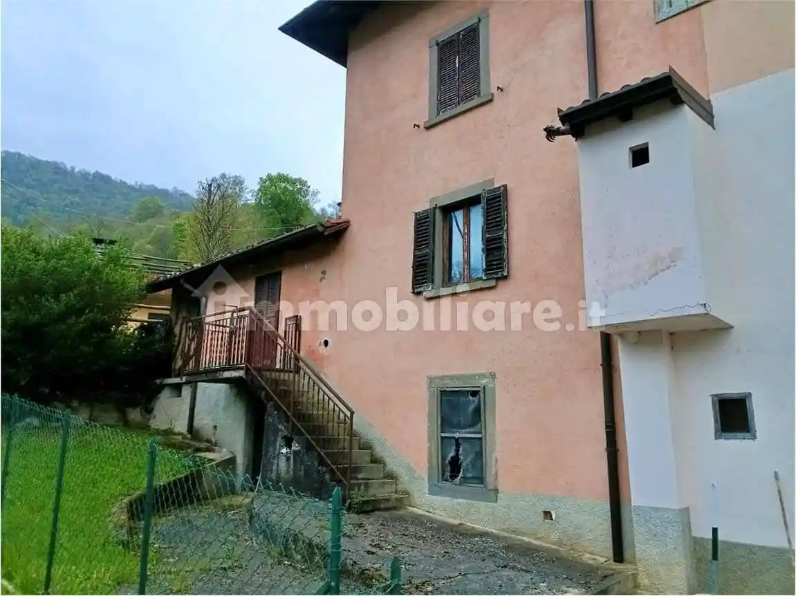 Casa indipendente in vendita a Val Brembilla