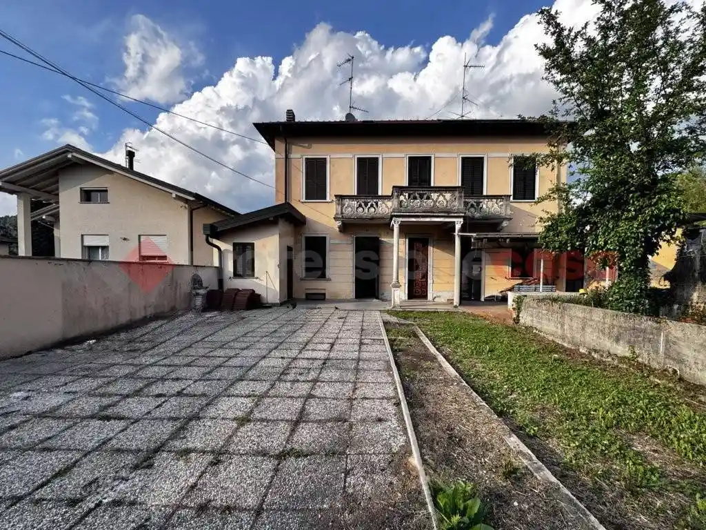 Villa in vendita a Sesto Calende
