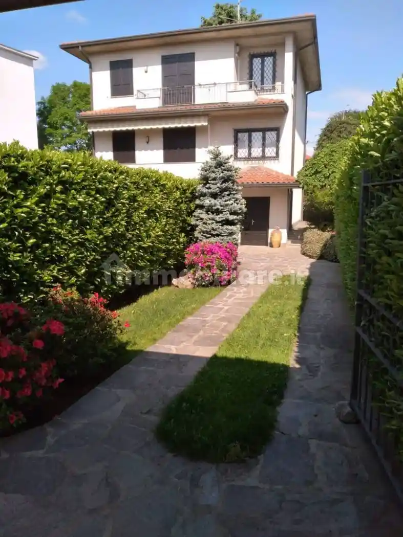 Villa in vendita a Locate Varesino