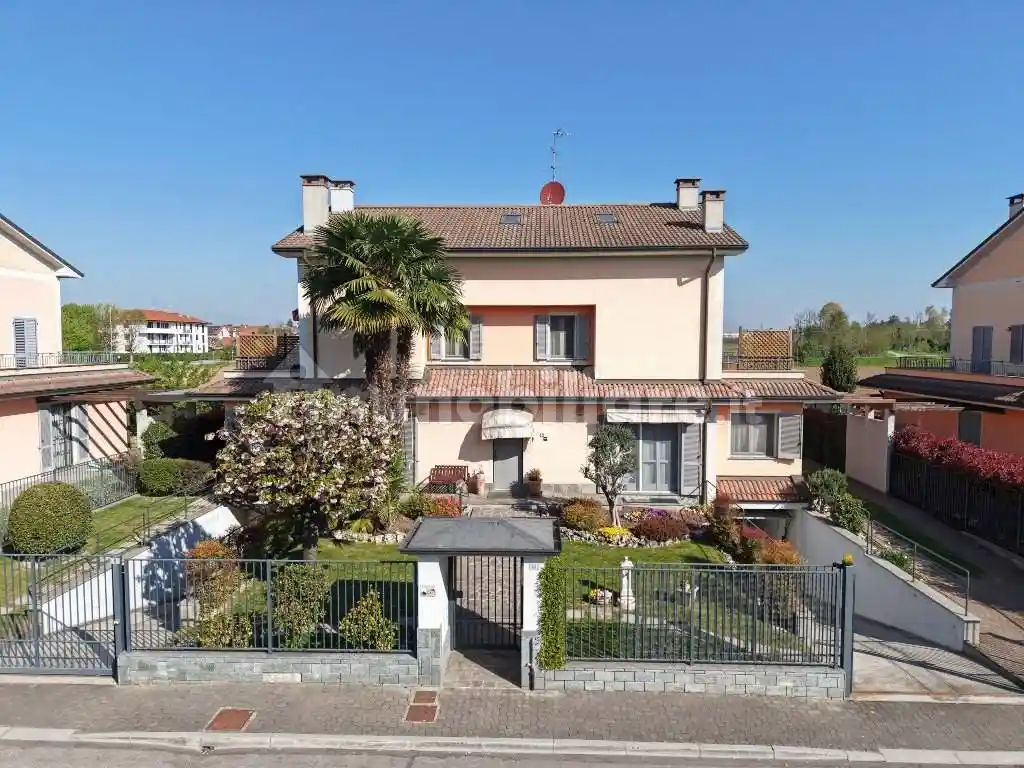 Villa in vendita a Ozzero