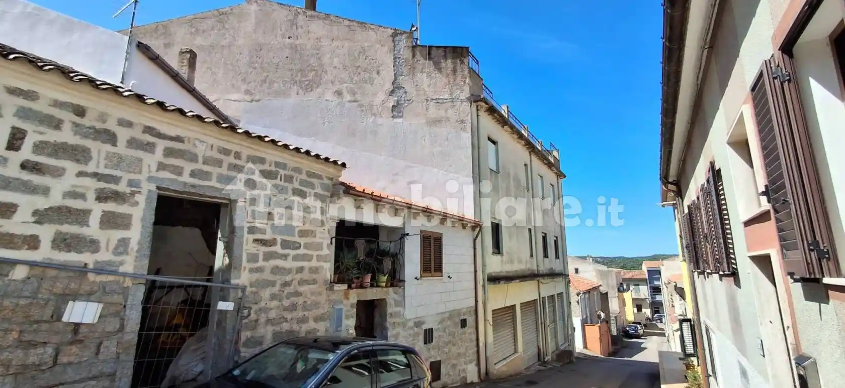 Palazzo - Edificio in vendita a Arzachena